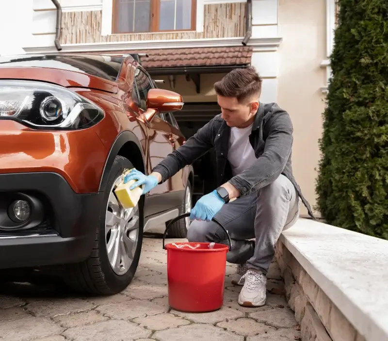 Lavage auto à domicile Ranspach : professionnel intervenant sur un véhicule